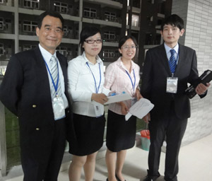 由本校企業管理學系老師王學銘(左1)領隊