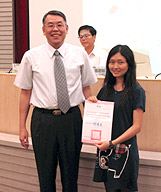 「資訊管理研究所」畢業生蔡國寶(右)，在導盲犬「Aspen」導引下，
雙雙接受教育部長吳清基(左)的頒獎